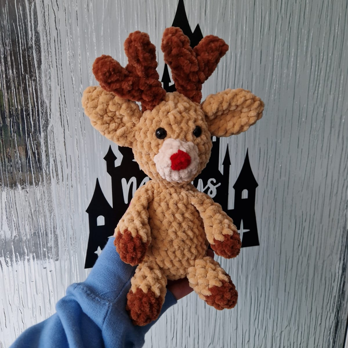 Sitting reindeer amigurumi crochet pattern