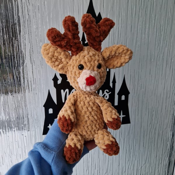 Sitting reindeer amigurumi crochet pattern