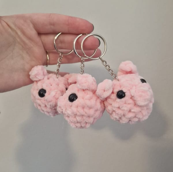 Let's crochet a pig keyring